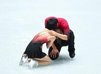 　演技を終えうずくまる三浦璃来（左）、木原龍一組