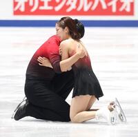 　演技を終えた三浦璃来、木原龍一組（撮影・石井剣太郎）