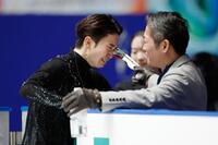 　男子フリーの演技後に平池大人コーチ（右）に迎えられ涙を流す友野一希