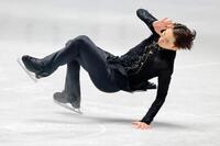 　ジャンプで転倒する友野一希