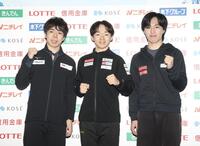 　ポーズを決める（左から）佐藤駿、鍵山優真、三浦佳生（撮影・石井剣太郎）