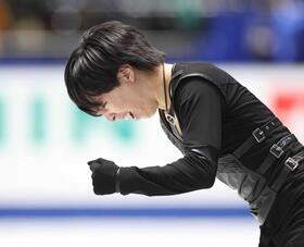 　男子ＳＰで演技を終えガッツポーズを見せる三浦佳生