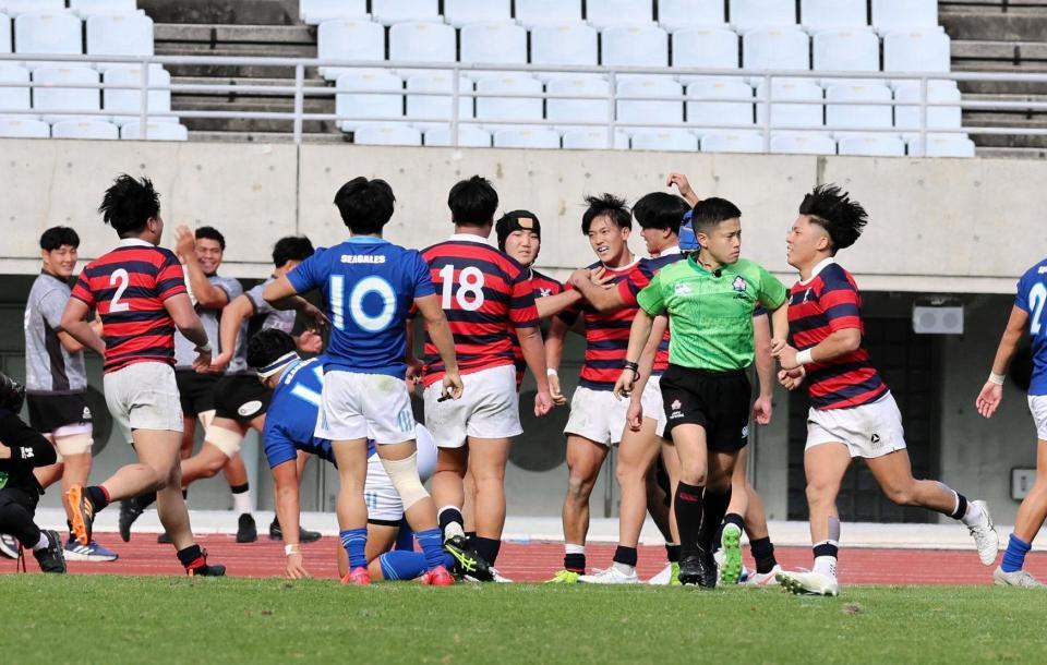 　試合終了間際、同点トライを決め喜ぶ京産大フィフティーン（撮影・山口登）