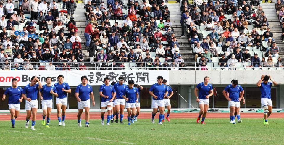　京産大に破れ、肩を落とす東海大フィフティーン（撮影・山口登）