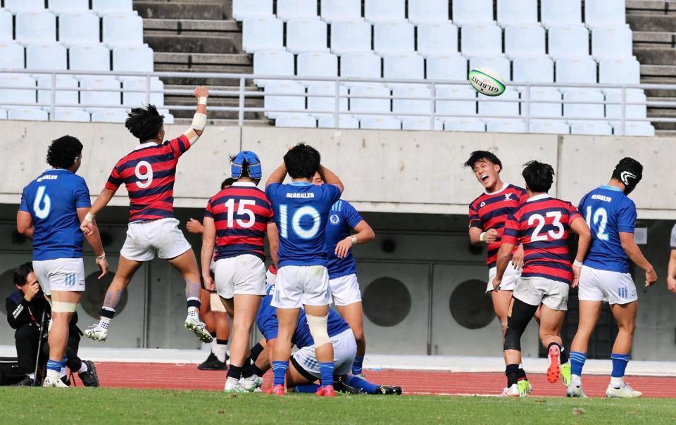 　試合終了間際に京産大・奈須貴大（右から３人目）が同点トライを決める（撮影・山口登）