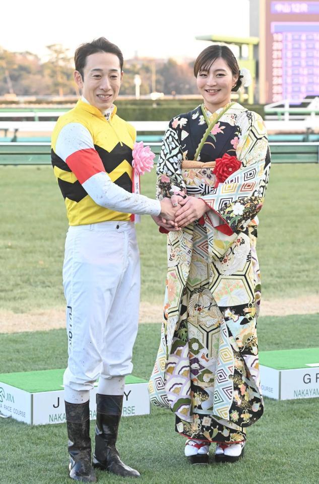 　今年１月、中山競馬場で。角田夏実（右）