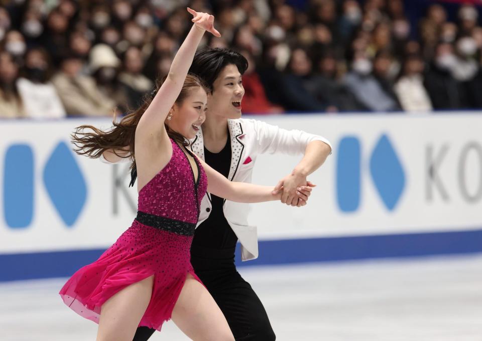 　演技する紀平梨花、西山真瑚組（撮影・石井剣太郎）