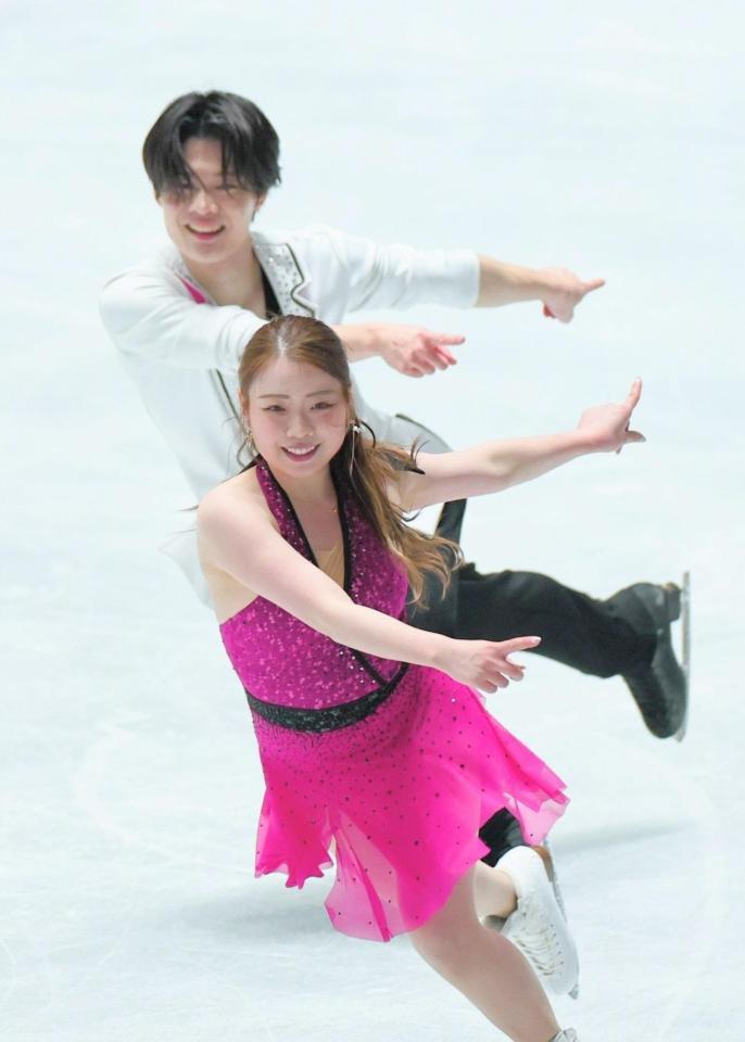 　演技する紀平梨花（手前）、西山真瑚組　