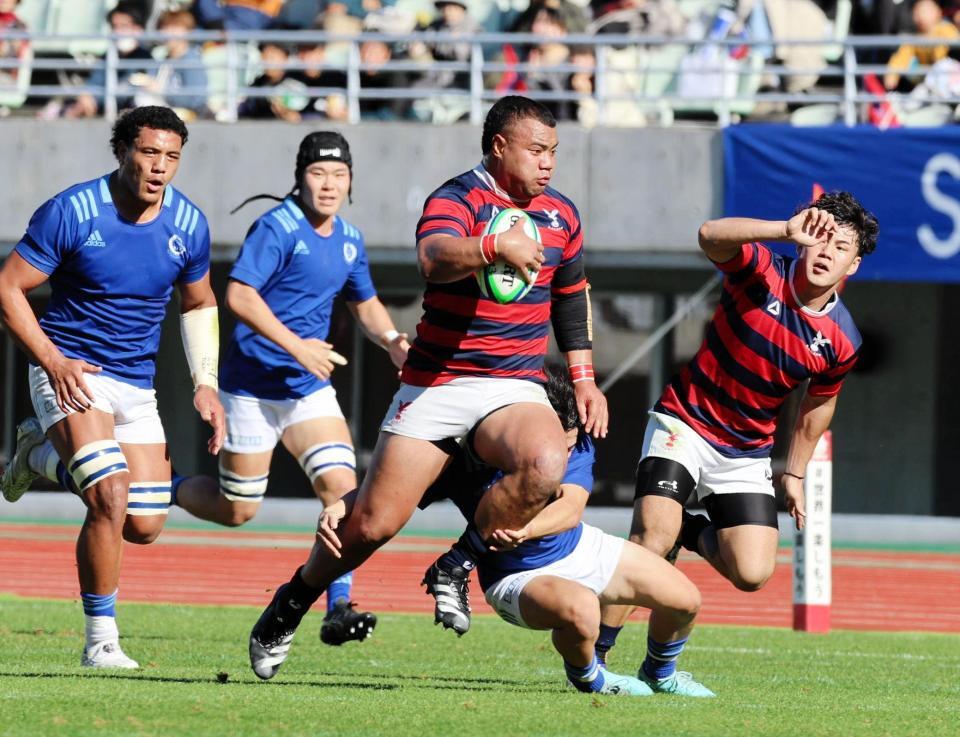 　前半、突進する京産大のシオネ・ポルテレ（中央）＝撮影・山口登