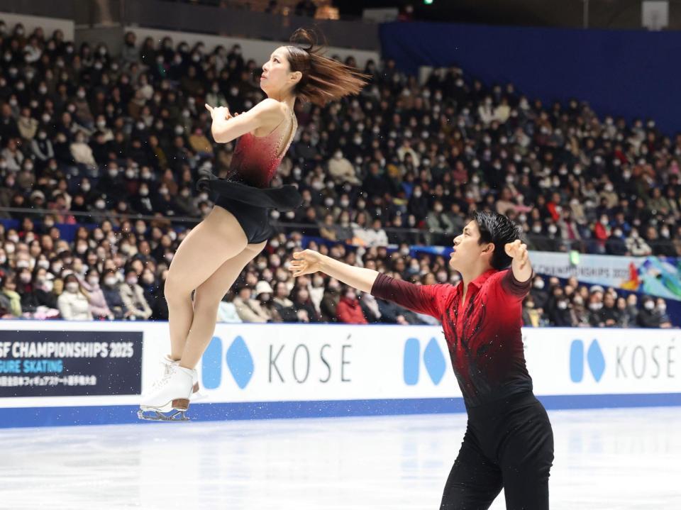 　演技する三浦璃来、木原龍一組（撮影・石井剣太郎）