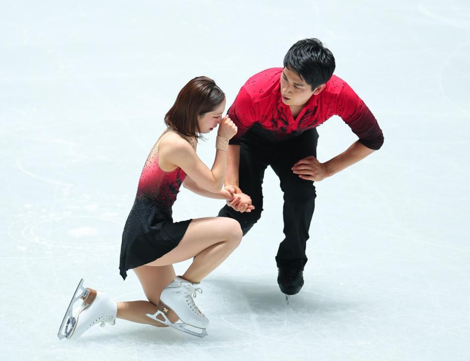 　演技を終え感極まる三浦璃来（左）、木原龍一組