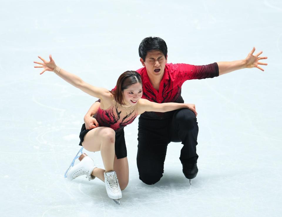 　演技する三浦璃来（左）、木原龍一組