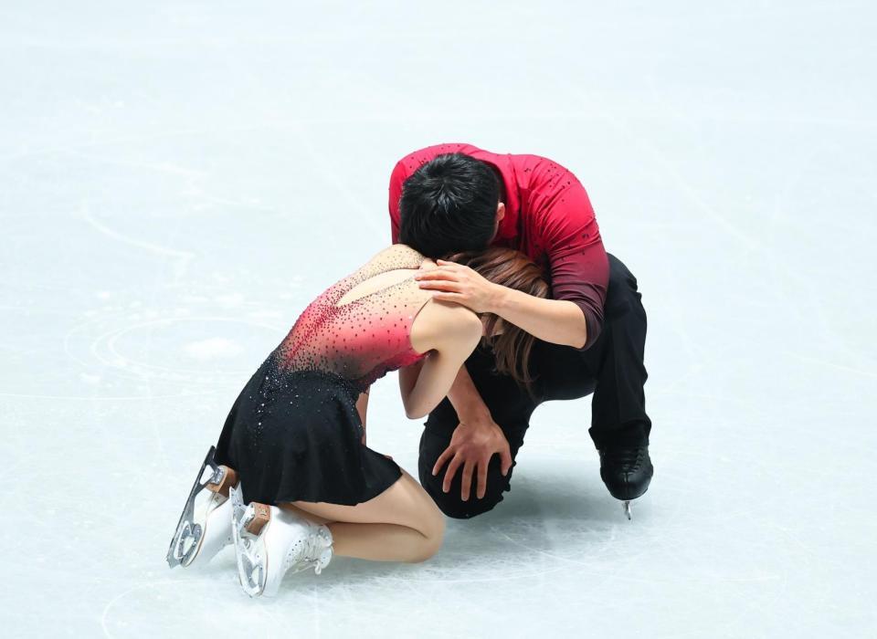 　演技を終えうずくまる三浦璃来（左）、木原龍一組