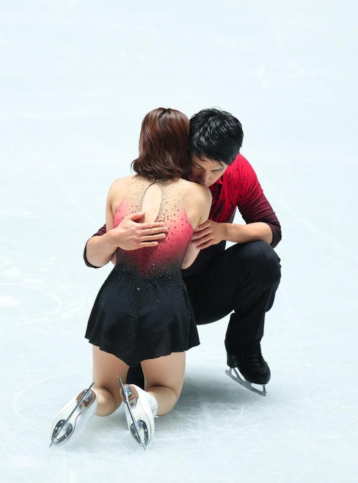 　演技を終えた三浦璃来（手前）、木原龍一組