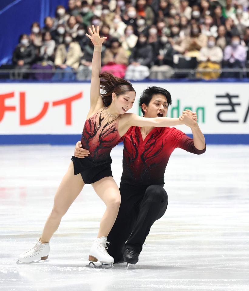 　演技する三浦璃来、木原龍一組（撮影・石井剣太郎）