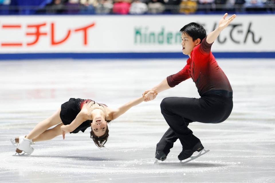 　演技する三浦璃来（左）、木原龍一組