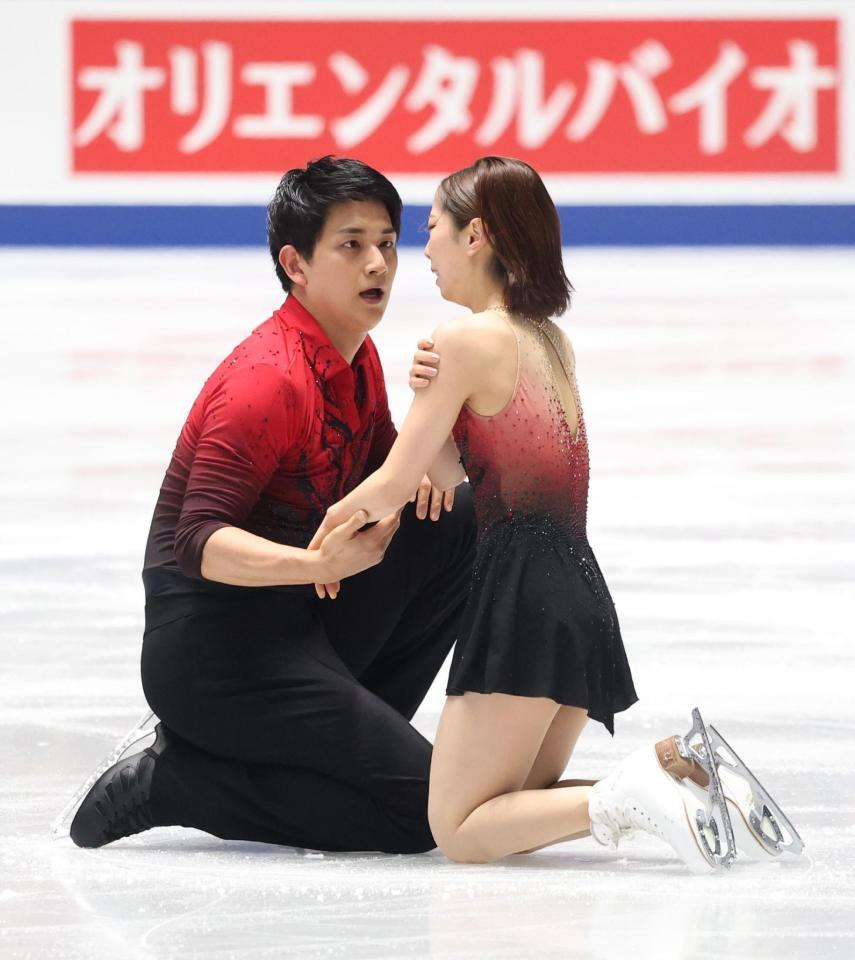 　ペアＳＰ演技終了後、肩に手を当てる三浦璃来（右）と木原龍一（撮影・石井剣太郎）