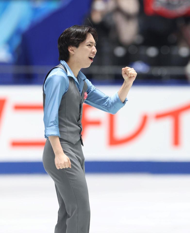 　フリーの演技を終えガッツポーズを見せる三浦佳生（撮影・石井剣太郎）