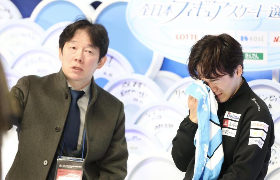 　得点を聞く鍵山優真と鍵山正和氏（撮影・石井剣太郎）