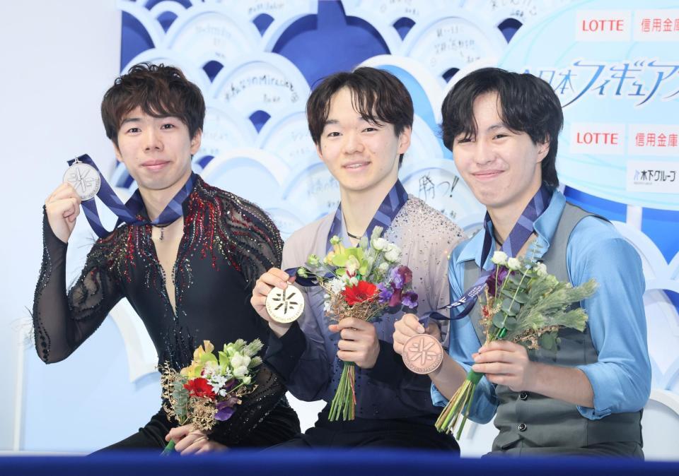 　メダルを手にポーズを決める（左から）佐藤駿、鍵山優真、三浦佳生（撮影・石井剣太郎）