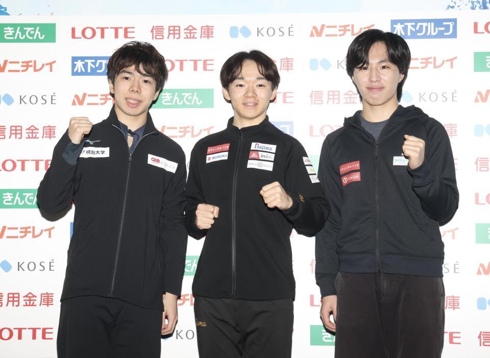 　ポーズを決める（左から）佐藤駿、鍵山優真、三浦佳生（撮影・石井剣太郎）