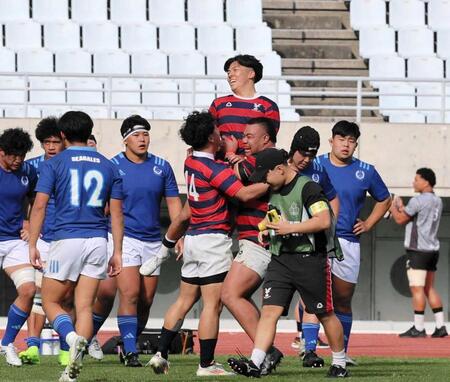 　高木（中央右）が勝ち越しゴールを決め、喜ぶ京産大フィフティーン