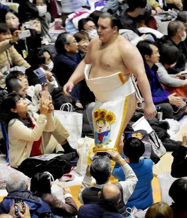 　花道を引き揚げる安青錦