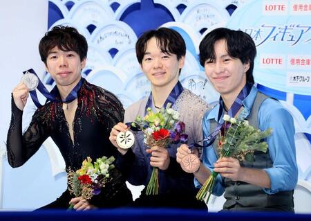 　メダルを手にポーズを決める（左から）佐藤駿、鍵山、三浦佳生