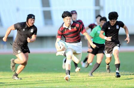　後半、ディフェンスをかわし突進する早大・矢崎由高（中央）＝撮影・山口登