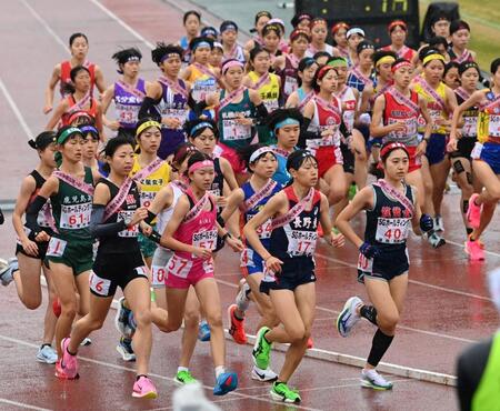 　雨の中、スタートする選手たち（撮影・飯室逸平）