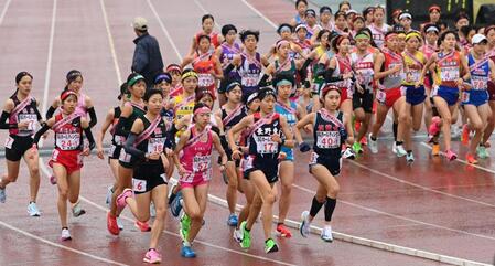 　雨の中、スタートする選手たち（撮影・飯室逸平）