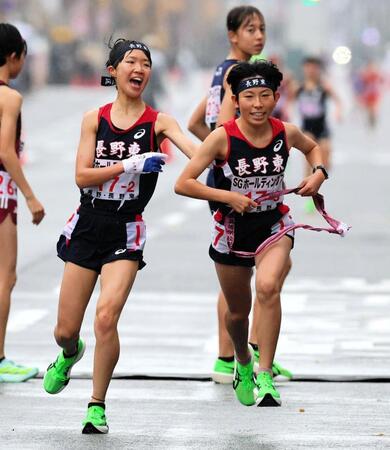 　第二中継所で長野東・真柴愛里（右）は長野東・田辺陽菜からたすきを受け取り走り出す（撮影・山口登）