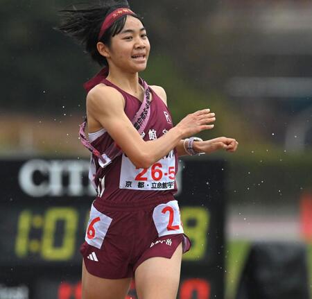 　３位でゴールする立命館宇治・小林美友（撮影・飯室逸平）