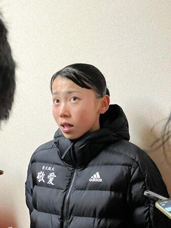 　涙ながらに高校生活を振り返る久保凛