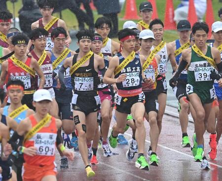 　スタートする西脇工１区・新妻遼己（２８）ら（撮影・飯室逸平）