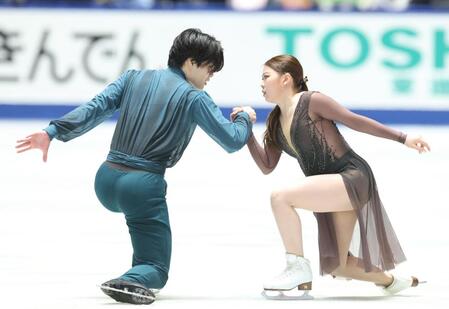 　演技する紀平梨花、西山真瑚組（撮影・石井剣太郎）