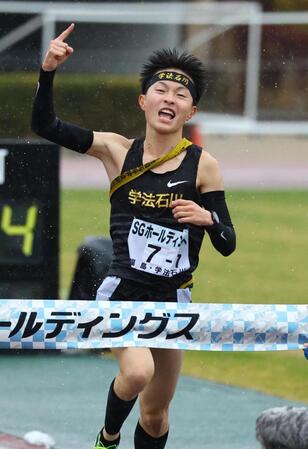 　大会新記録で初優勝を決め喜ぶ学法石川のアンカー・美沢央佑