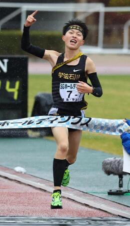 　大会新記録で初優勝を決め喜ぶ学法石川のアンカー・美沢央佑