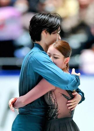 　アイスダンスフリー　演技を終え抱き合う紀平梨花（右）、西山真瑚組