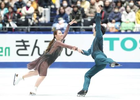 　演技する紀平梨花、西山真瑚組（撮影・石井剣太郎）