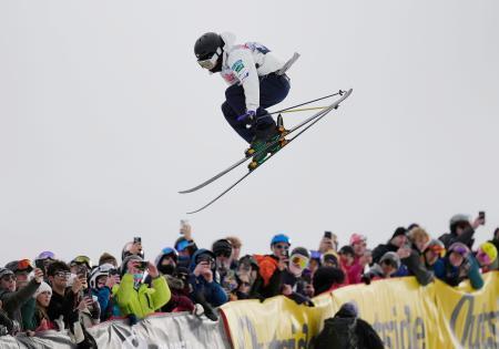 　決勝でエアを決める松浦透磨＝コッパーマウンテン（共同）