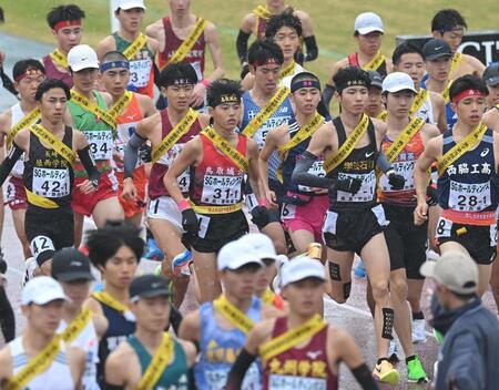 　スタートする男子の選手たち（撮影・飯室逸平）