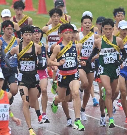 　スタートする西脇工１区・新妻遼己（２８）ら（撮影・飯室逸平）