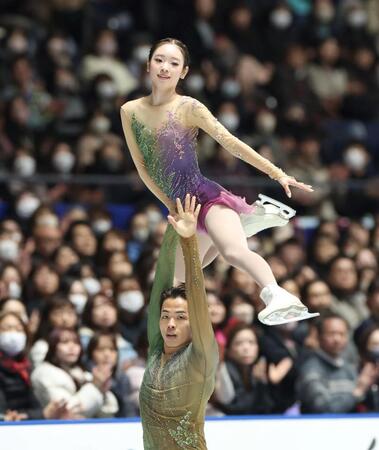 　演技する長岡柚奈、森口澄士組（撮影・石井剣太郎）