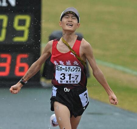 ４位でゴールする鳥取城北・長煌介＝たけびしスタジアム京都（撮影・飯室逸平）