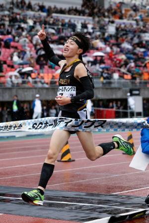 　全国高校駅伝男子で優勝を果たした学法石川のアンカー美沢央佑＝たけびしスタジアム京都