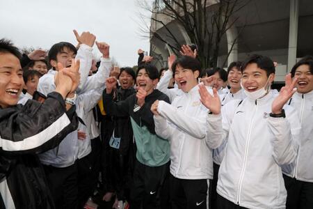 　優勝し笑顔をみせる学法石川の増子陽太（中央）ら選手たち