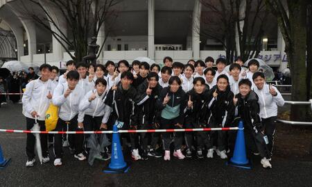 　優勝した学法石川の選手たち