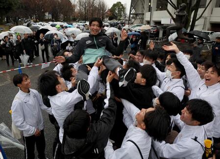 　優勝し胴上げされる学法石川の増子陽太選手