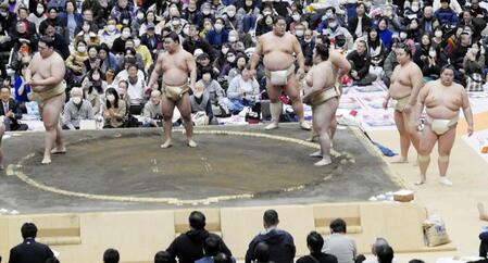 　子どもとの稽古に参加した琴桜（右端）ら埼玉栄出身の力士